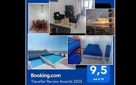 Prédio com piscina na cobertura frente ao mar, apartamento para até 6 pessoas e 3 crianças até 8 anos, churrasqueira na sacada, Wi-Fi grátis, NÃO oferecemos roupas de cama e banho, 1 vaga de garagem, na Praia Grande-Vila Mirim